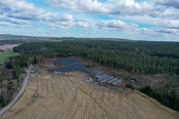 Buer Solkraftverk ligger mellom dyrket mark og skog, ved Sarpsborg i Østfold.
