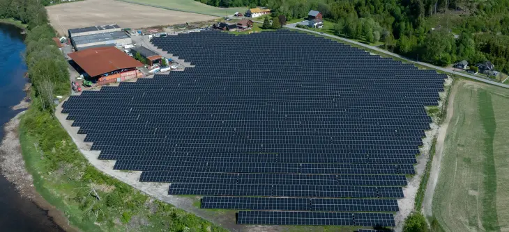 Engene solkraftverk er landsdelens første. Offisiell åpning av solkraftverket var i mai 2025. 